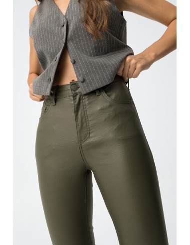 PANTALONES-EFECTO-PIEL-PERMERA-ACAMPANADA-MEGAN-TIFFOSI