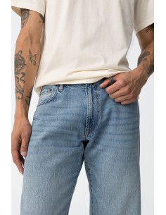JEANS-AZUL-CLARO-CORTE-RECTO-CINCO-BOLSILLOS-AUSTIN-TIFFOSI 2