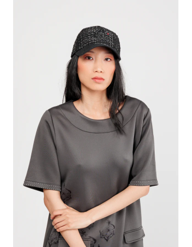 GORRA-BICOLOR-NEGRO-BLANCO-INICIAL-VISERA-STUDIO-ANEKKE