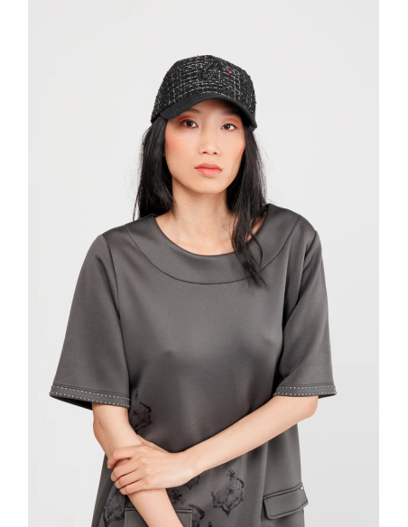 GORRA-BICOLOR-NEGRO-BLANCO-INICIAL-VISERA-STUDIO-ANEKKE