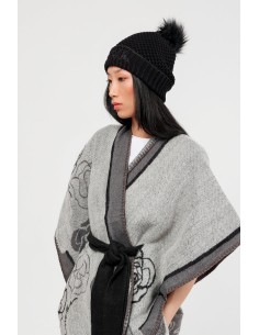 GORRO-NEGRO-POMPÓN-LOGOTIPADO-DETALLE-BRILLO-LÚREX-ANEKKE 2