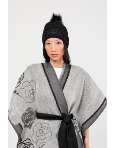 GORRO-NEGRO-POMPÓN-LOGOTIPADO-DETALLE-BRILLO-LÚREX-ANEKKE