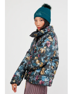 GORRO-VERDE-POMPÓN-LOGOTIPADO-DETALLE-BRILLO-LÚREX-ANEKKE