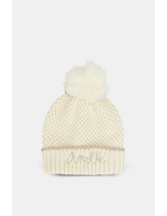 GORRO-BEIGE-POMPÓN-LOGOTIPADO-DETALLE-BRILLO-LÚREX-ANEKKE
