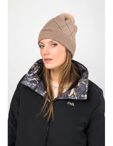 GORRO-BEIGE-DETALLES-PIEDRECITAS-POMP´PN-PELO-ANEKKE