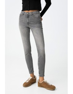 JEANS-GRISES-TIRO-ALTO-SKINNY-5-BOLSILLOS-LAUREN-TIFFOSI 2