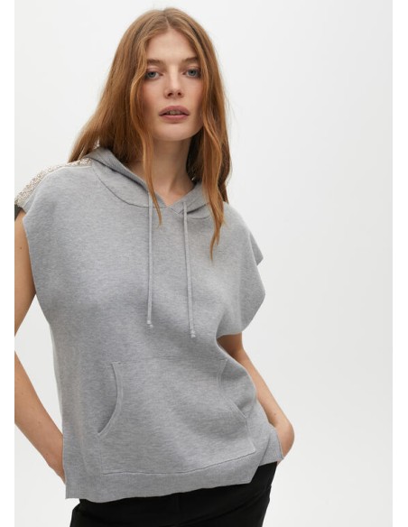 CHALECO-JERSEY-GRIS.DETALLES-BRILLANTES-HOMBRO-BOLSILLO-CANGURO-LOLA-CASADEMUNT