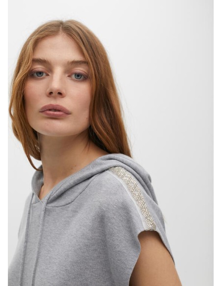 CHALECO-JERSEY-GRIS.DETALLES-BRILLANTES-HOMBRO-BOLSILLO-CANGURO-LOLA-CASADEMUNT