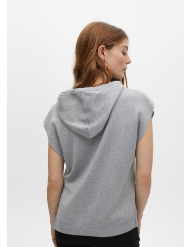 CHALECO-JERSEY-GRIS.DETALLES-BRILLANTES-HOMBRO-BOLSILLO-CANGURO-LOLA-CASADEMUNT