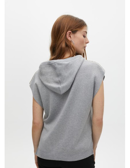 CHALECO-JERSEY-GRIS.DETALLES-BRILLANTES-HOMBRO-BOLSILLO-CANGURO-LOLA-CASADEMUNT