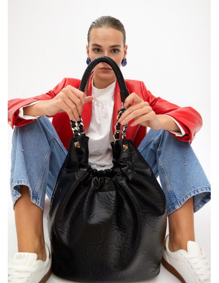 BOLSO-SHOPPER-NEGRO-EFECTO-PIEL-ARRUGADA-NEGRO-ASA-DOBLE-CADENA-LOLA-CASADEMUNT