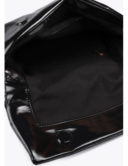 CARTERA-MANO-SOLAPA-EFECTO-PIEL-LOGO-DORADO-ASA-MANO-LOLA-CASADEMUNT