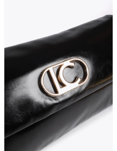 CARTERA-MANO-SOLAPA-EFECTO-PIEL-LOGO-DORADO-ASA-MANO-LOLA-CASADEMUNT