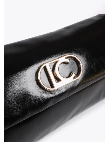 CARTERA-MANO-SOLAPA-EFECTO-PIEL-LOGO-DORADO-ASA-MANO-LOLA-CASADEMUNT