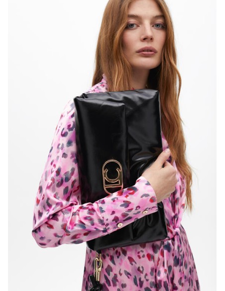 CARTERA-MANO-SOLAPA-EFECTO-PIEL-LOGO-DORADO-ASA-MANO-LOLA-CASADEMUNT