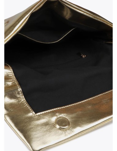 CARTERA-MANO-SOLAPA-EFECTO-PIEL-LOGO-DORADO-ASA-MANO-LOLA-CASADEMUNT