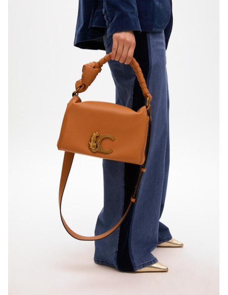 BANDOLERA-CAMEL-ASA-MANO.ASA-BANDOLERA-SOLAPA-DOS-COMPARTIMENTOS-LOGO-LEOPARDO-LOLA-CASADEMUNT