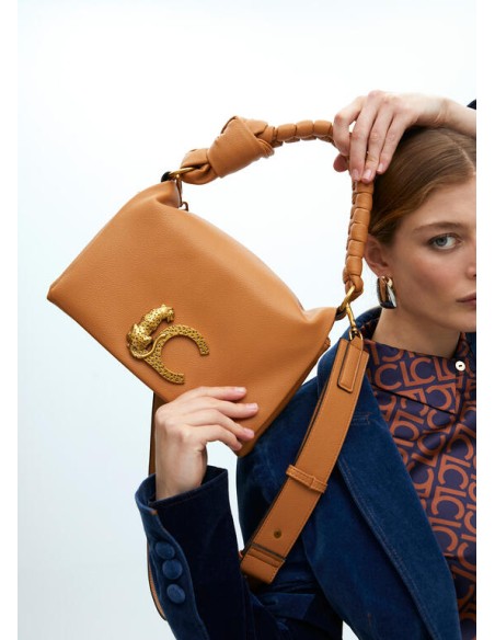 BANDOLERA-CAMEL-ASA-MANO.ASA-BANDOLERA-SOLAPA-DOS-COMPARTIMENTOS-LOGO-LEOPARDO-LOLA-CASADEMUNT