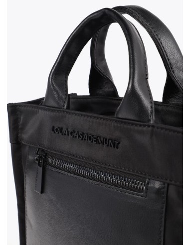 BANDOLERA-NEGRA-COMBINADA-NYLON-EFECTO-PIEL-DOS-ASAS-MANO-ASA-BANDOLERA-COMPARTIMENTO-FRONTAL-LOLA-CASADEMUNT