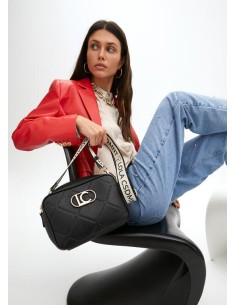 BANDOLERA-MONOGRAMA-ROMBOS-DOS-ASAS-REGULABLR-LOGO-DORADO-OVALADO-LOLA-CASADEMUNT