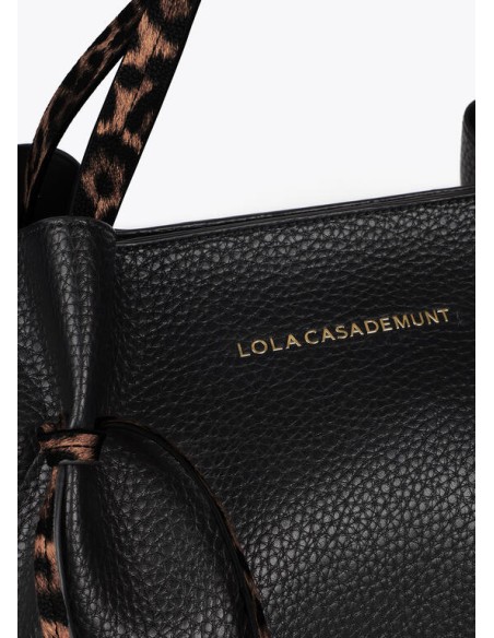 SHOPPER-NEGRO-DOS-ASAS-HOMBRO-MANO-ANIMAL-PRINT-NECESER-INTERIOR-LOLA-CASADEMUNT