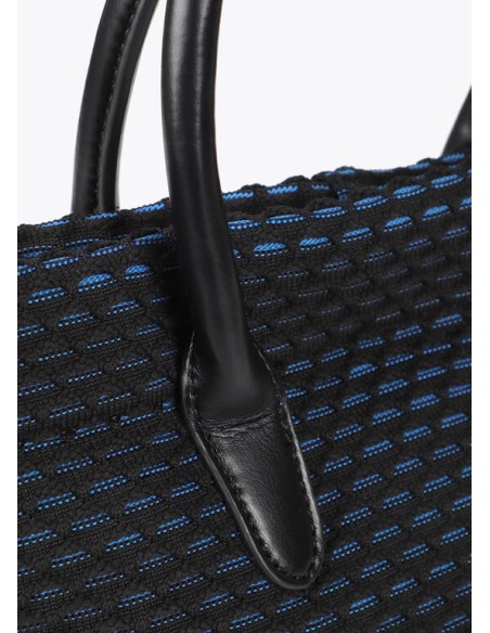 BOLSO-SHOPPER-REJILLA-BICOLOR-AZUL-NEGRO-DOS-ASAS-MANO-ASA-BANDOLERA-LOLA-CASADEMUNT