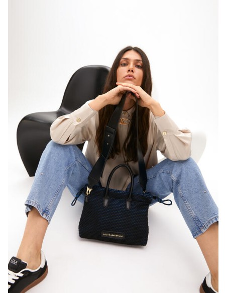 BOLSO-SHOPPER-REJILLA-BICOLOR-AZUL-NEGRO-DOS-ASAS-MANO-ASA-BANDOLERA-LOLA-CASADEMUNT