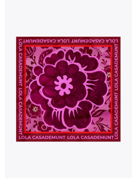 PAÑUELO-CUADRADO-FLOR-LOGO-BORDES-LOLA-CASADEMUNT