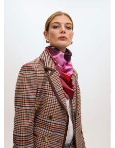 PAÑUELO-CUADRADO-FLOR-LOGO-BORDES-LOLA-CASADEMUNT 2