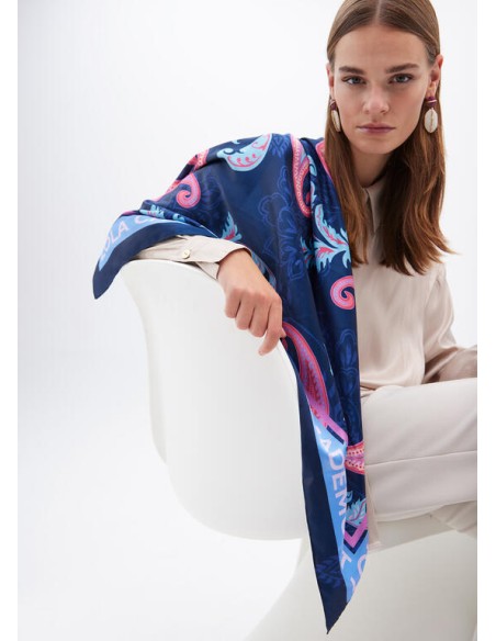 PAÑUELO-CUADRADO-PAISLEY-AZUL-LILA-LOGO-BORDES-LOLA-CASADEMUN