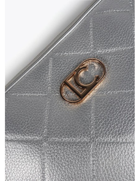 FUNDA-ORDENADOR-MONOGRAMA-ROMBOS-COMPARTIMETO-TRASERO-ASA-MANO-ASA-BANDOLERA-REGULABLE-EXTRAÍBLE-LOLA-CASADEMUNT