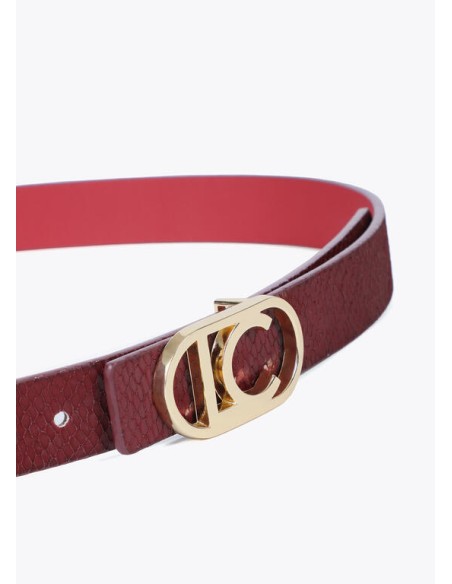 CINTURÓN-REVERSIBLE-EFECTO-SERPIENTE-BURDEOS-EFECTO-PIEL-ROJO-HEVILLA-LOGO-DORADO-OVALADO.-LOLA-CASADEMUNT