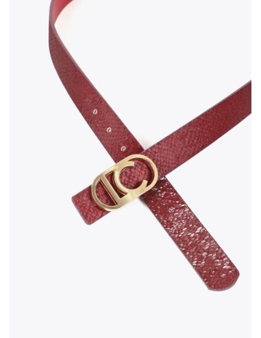 CINTURÓN-REVERSIBLE-EFECTO-SERPIENTE-BURDEOS-EFECTO-PIEL-ROJO-HEVILLA-LOGO-DORADO-OVALADO.-LOLA-CASADEMUNT