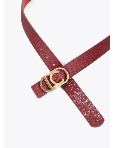 CINTURÓN-REVERSIBLE-EFECTO-SERPIENTE-BURDEOS-EFECTO-PIEL-ROJO-HEVILLA-LOGO-DORADO-OVALADO.-LOLA-CASADEMUNT