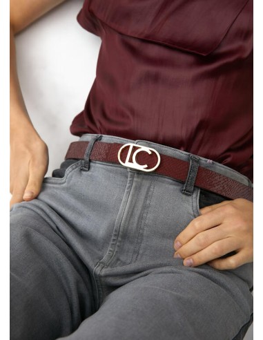 CINTURÓN-REVERSIBLE-EFECTO-SERPIENTE-BURDEOS-EFECTO-PIEL-ROJO-HEVILLA-LOGO-DORADO-OVALADO.-LOLA-CASADEMUNT