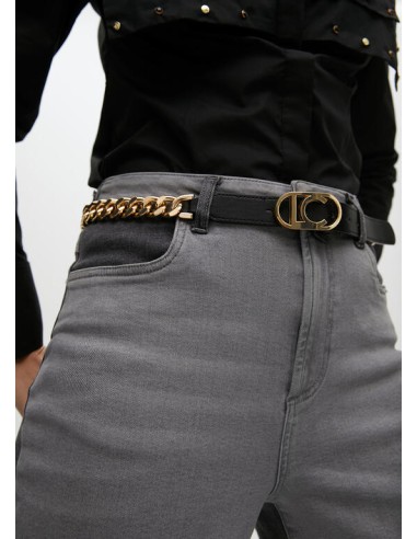 CINTURÓN-COMBINADO.CADENA-DORADO.EFECTO-PIEL-NEGRO-HEBILLA-LOGO-OVALADO-DORADO-LOLA-CASADEMUNT