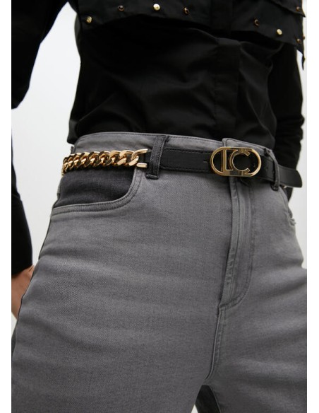CINTURÓN-COMBINADO.CADENA-DORADO.EFECTO-PIEL-NEGRO-HEBILLA-LOGO-OVALADO-DORADO-LOLA-CASADEMUNT