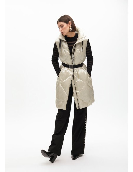 CHALECO-CAPUCHA-ACOLCHADO-BEIGE-PIEDRA-CINTURÓN-A-CONTRASTE-LOLA-CASADEMUNT