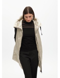 CHALECO-CAPUCHA-ACOLCHADO-BEIGE-PIEDRA-CINTURÓN-A-CONTRASTE-LOLA-CASADEMUNT 2