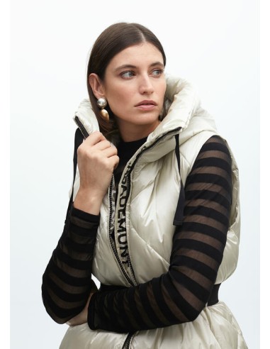 CHALECO-CAPUCHA-ACOLCHADO-BEIGE-PIEDRA-CINTURÓN-A-CONTRASTE-LOLA-CASADEMUNT