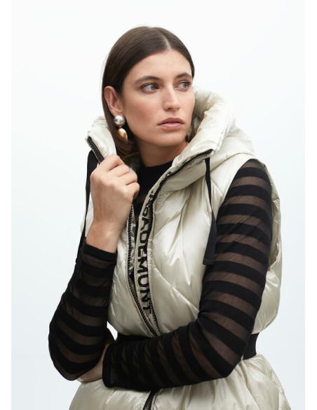 CHALECO-CAPUCHA-ACOLCHADO-BEIGE-PIEDRA-CINTURÓN-A-CONTRASTE-LOLA-CASADEMUNT