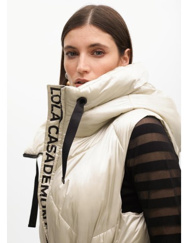 CHALECO-CAPUCHA-ACOLCHADO-BEIGE-PIEDRA-CINTURÓN-A-CONTRASTE-LOLA-CASADEMUNT