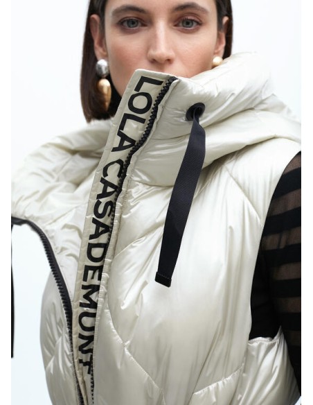 CHALECO-CAPUCHA-ACOLCHADO-BEIGE-PIEDRA-CINTURÓN-A-CONTRASTE-LOLA-CASADEMUNT