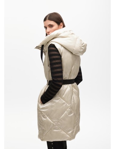 CHALECO-CAPUCHA-ACOLCHADO-BEIGE-PIEDRA-CINTURÓN-A-CONTRASTE-LOLA-CASADEMUNT