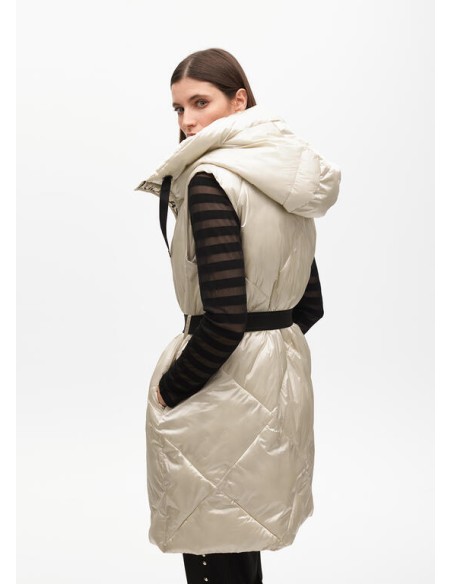 CHALECO-CAPUCHA-ACOLCHADO-BEIGE-PIEDRA-CINTURÓN-A-CONTRASTE-LOLA-CASADEMUNT
