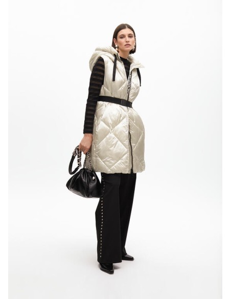 CHALECO-CAPUCHA-ACOLCHADO-BEIGE-PIEDRA-CINTURÓN-A-CONTRASTE-LOLA-CASADEMUNT
