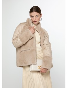 ABRIGO-COMBIMADP-CRUDO-PELO-PLUMAS-LOGO-MANGA-CIERRE-CREMALLERA-LOLA-CASADEMUNT