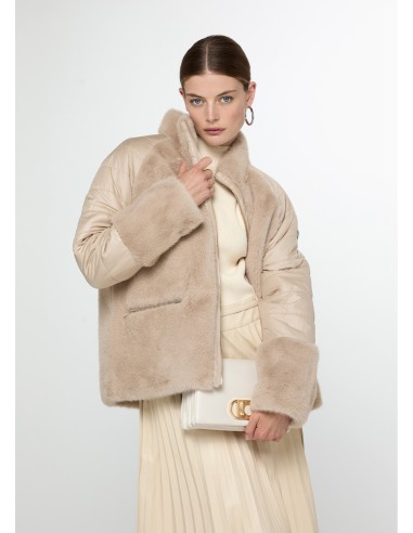 ABRIGO-COMBIMADP-CRUDO-PELO-PLUMAS-LOGO-MANGA-CIERRE-CREMALLERA-LOLA-CASADEMUNT