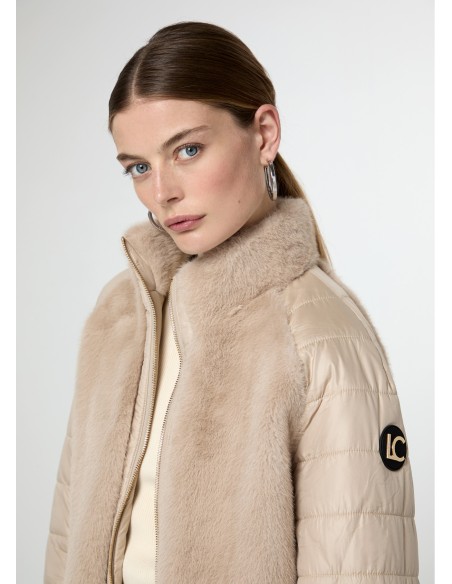 ABRIGO-COMBIMADP-CRUDO-PELO-PLUMAS-LOGO-MANGA-CIERRE-CREMALLERA-LOLA-CASADEMUNT