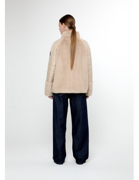 ABRIGO-COMBIMADP-CRUDO-PELO-PLUMAS-LOGO-MANGA-CIERRE-CREMALLERA-LOLA-CASADEMUNT